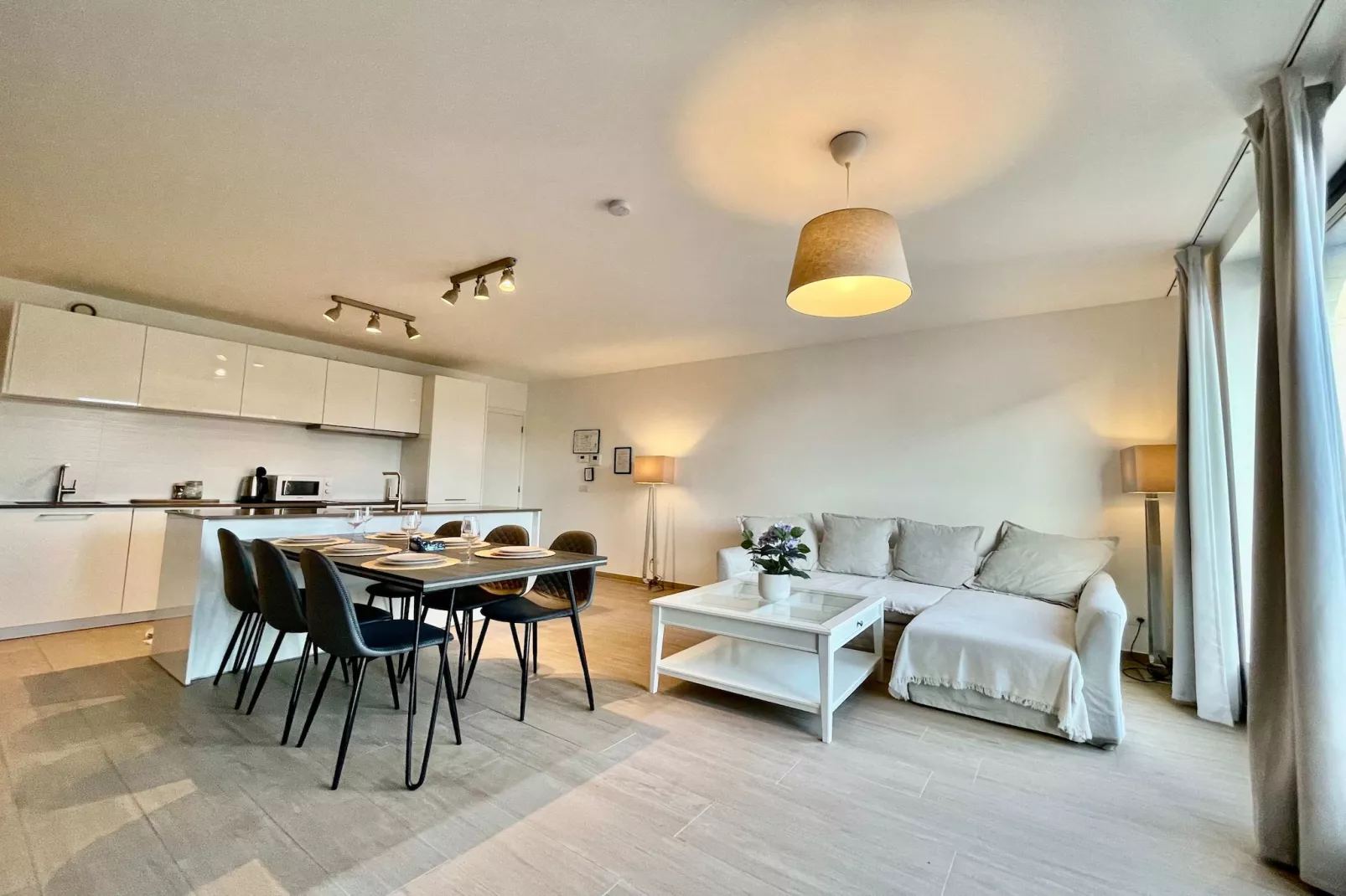 Modern 2BR 1/5 BA Near Diamond District by OneLuxStay - Salon