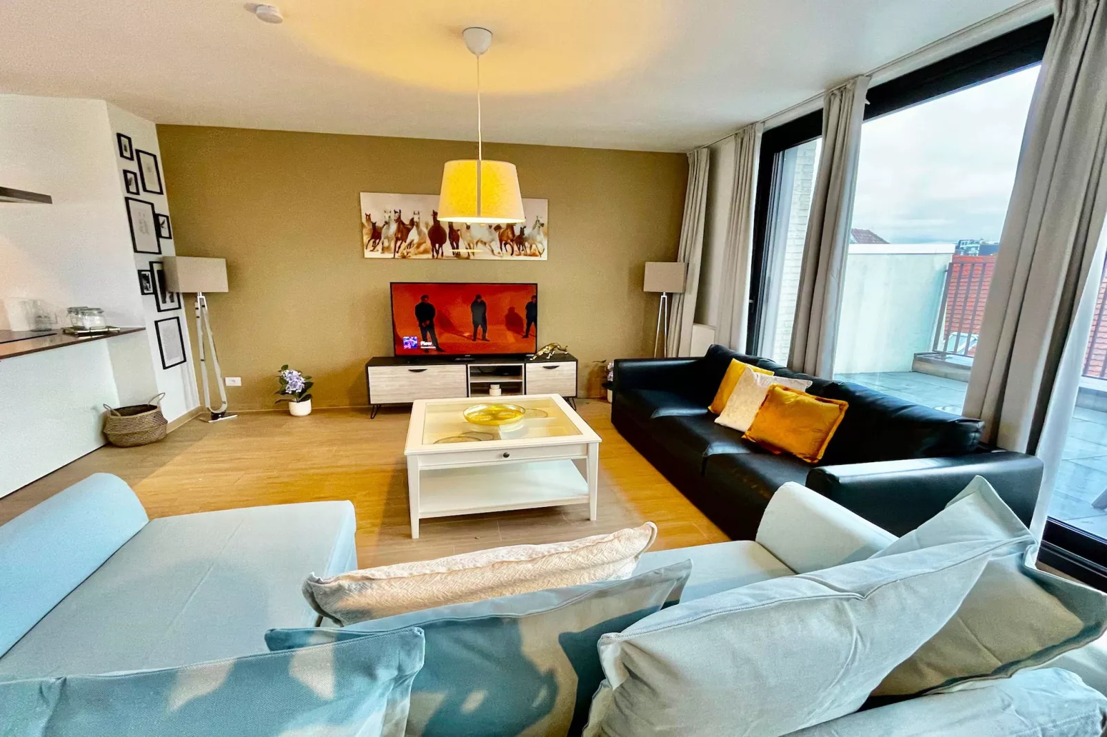 Modern 2BR Penthouse Near Diamond District by OneLuxStay - Salon