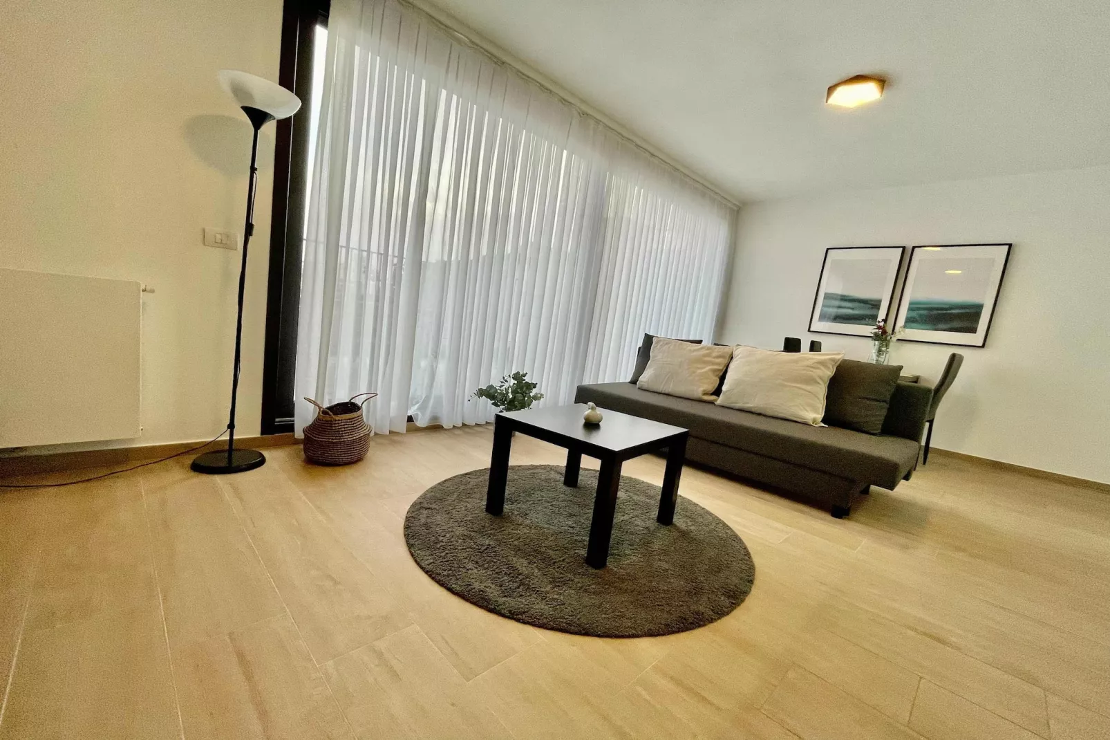 Modern 1BR Near Diamond District by OneLuxStay - Salon