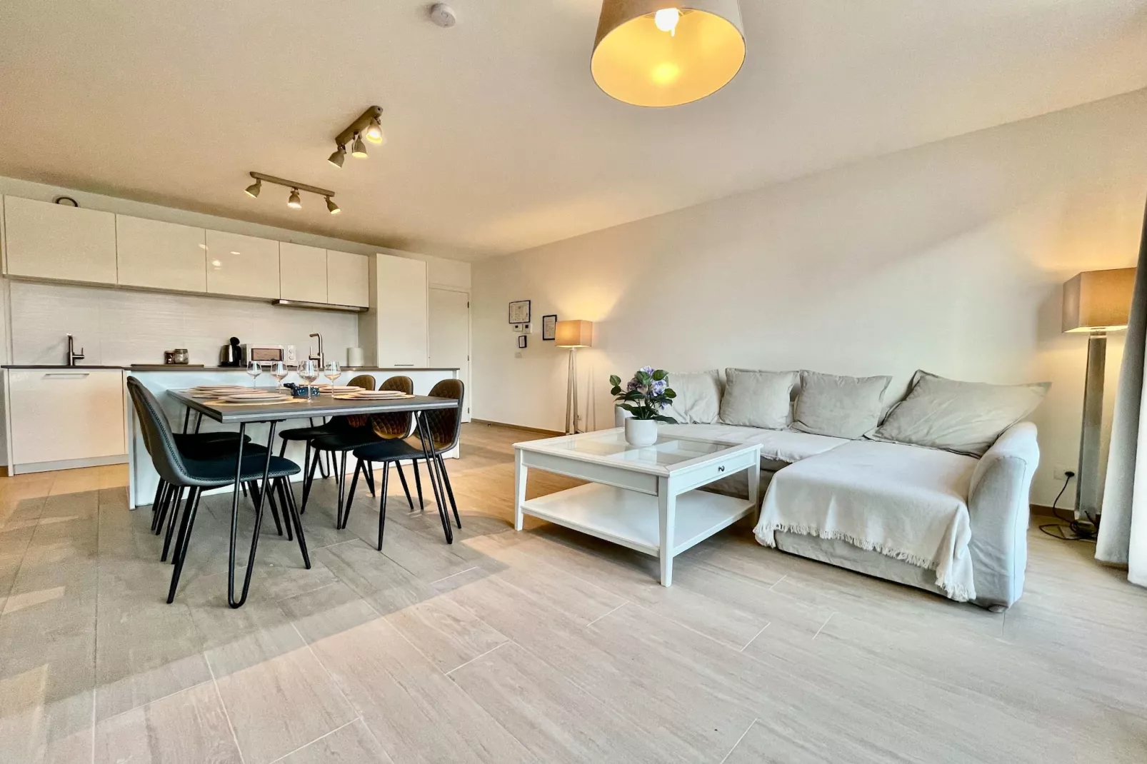 Modern 2BR 1/5 BA Near Diamond District by OneLuxStay - Salon