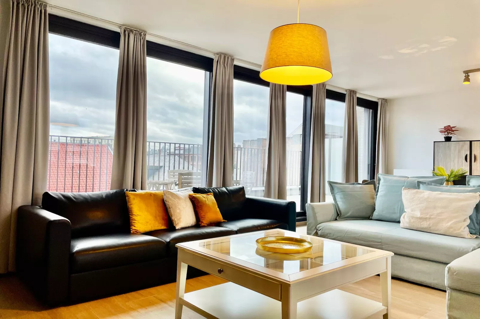Modern 2BR Penthouse Near Diamond District by OneLuxStay - Salon