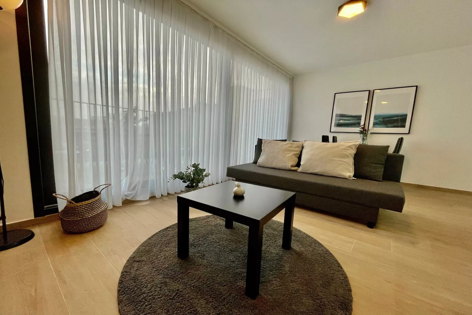 Modern 1BR Near Diamond District by OneLuxStay - Salon