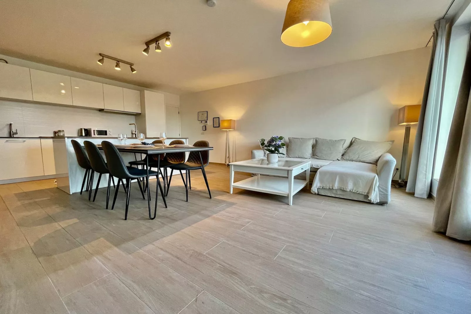 Modern 2BR 1/5 BA Near Diamond District by OneLuxStay - Salle à manger