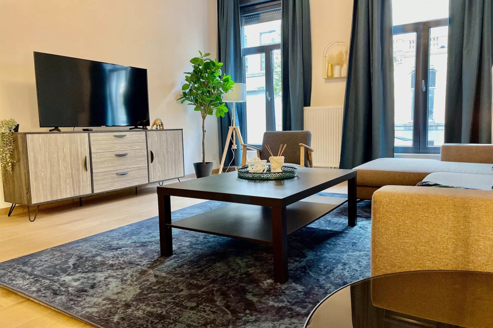 Luxury 2BR 2BA Near Fashion District by OneLuxStay - Salon