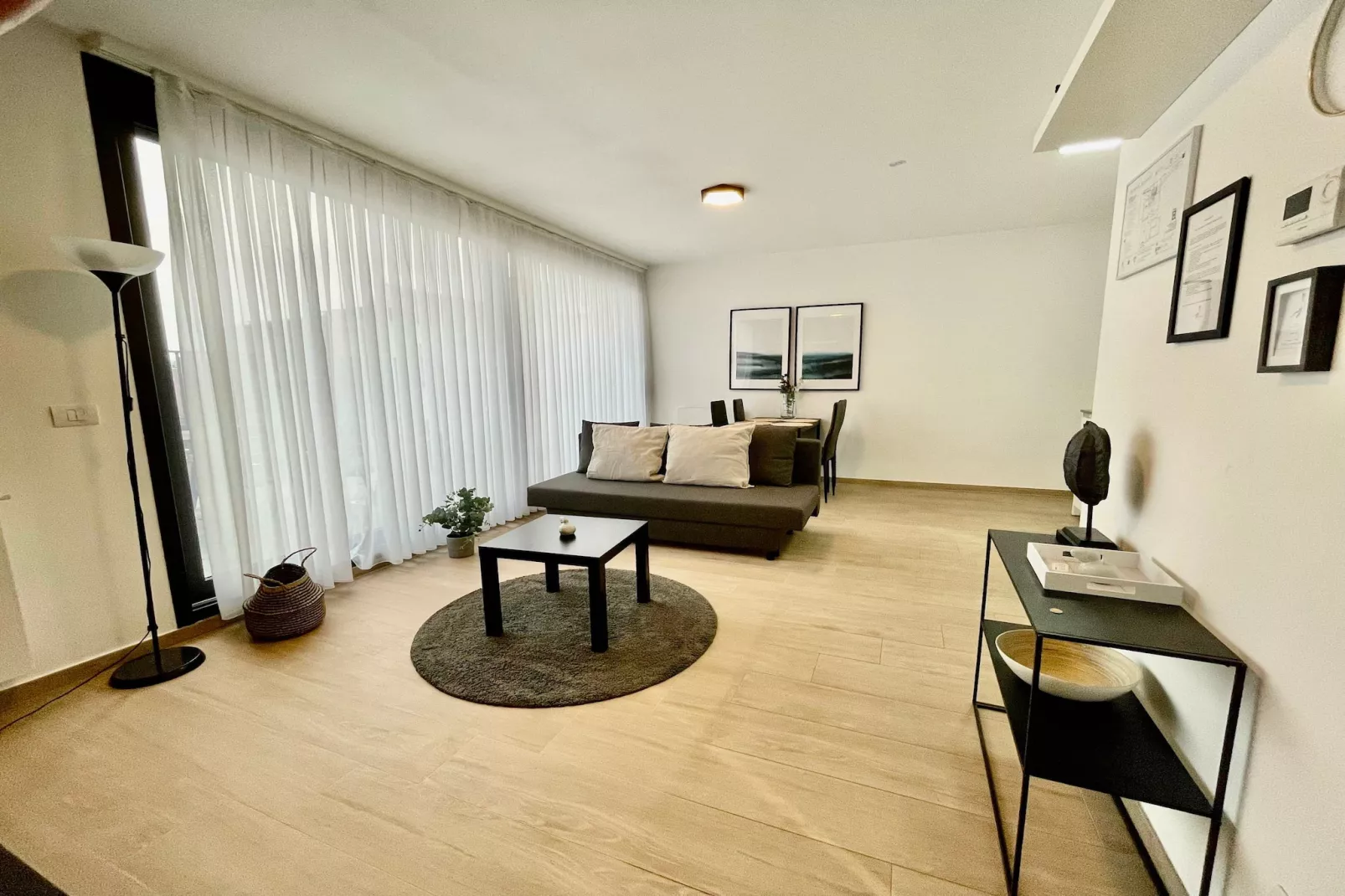 Modern 1BR Near Diamond District by OneLuxStay - Salon