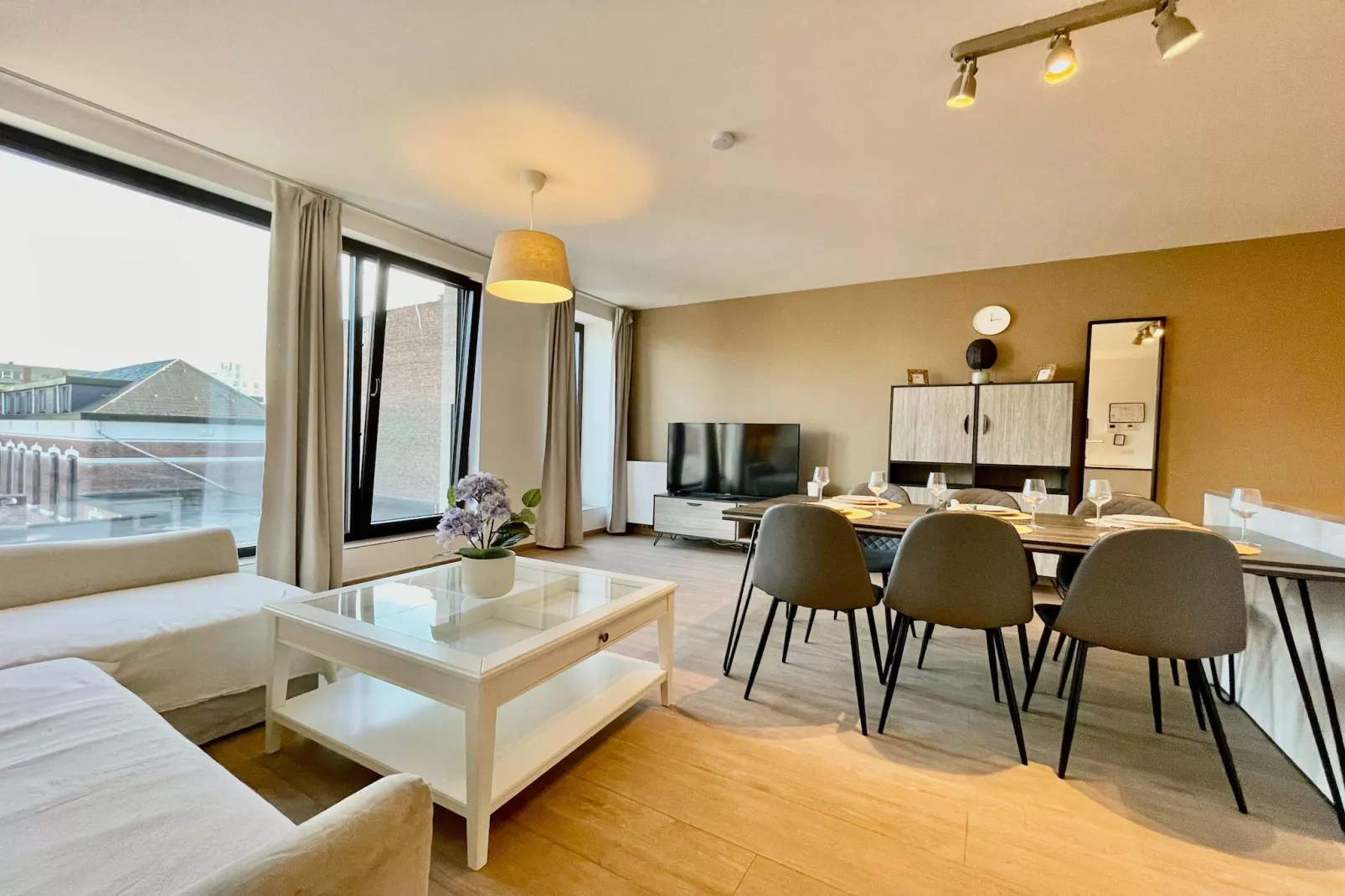 Modern 2BR 1/5 BA Near Diamond District by OneLuxStay - Salle à manger