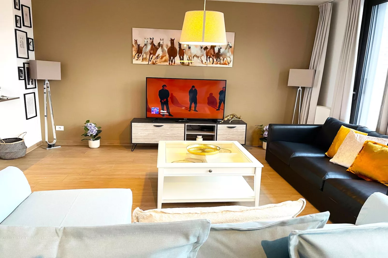 Modern 2BR Penthouse Near Diamond District by OneLuxStay - Salon