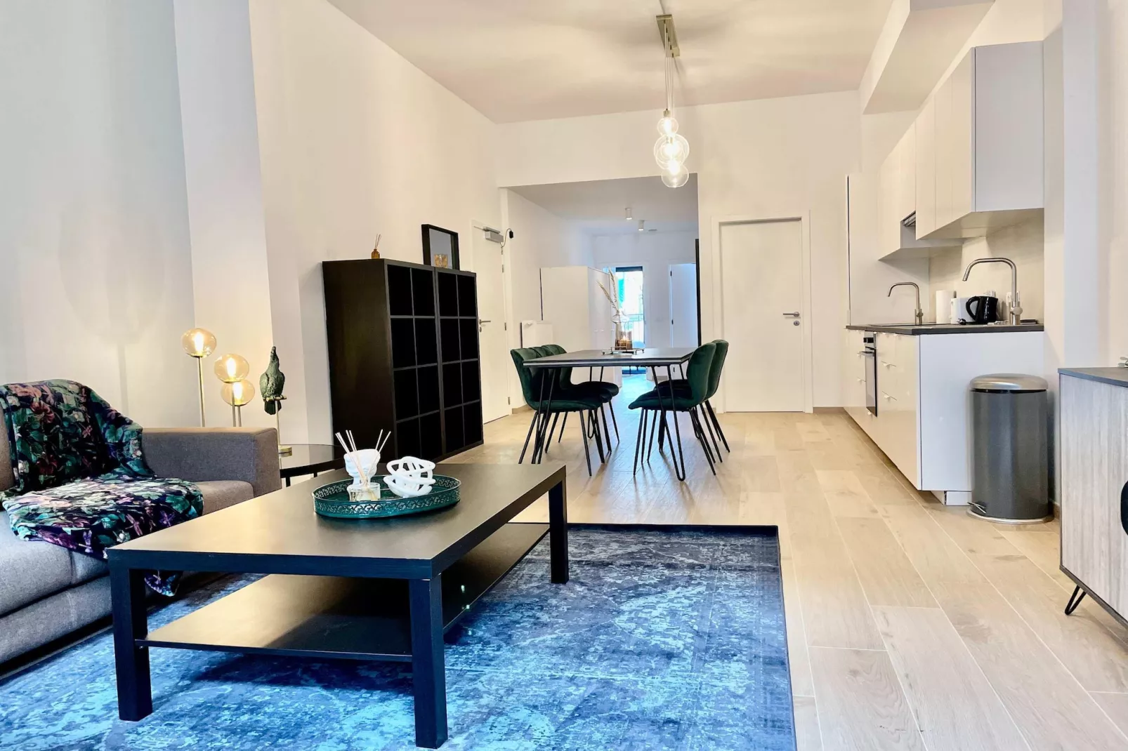 Luxury 2BR 2BA Near Fashion District by OneLuxStay - Salon