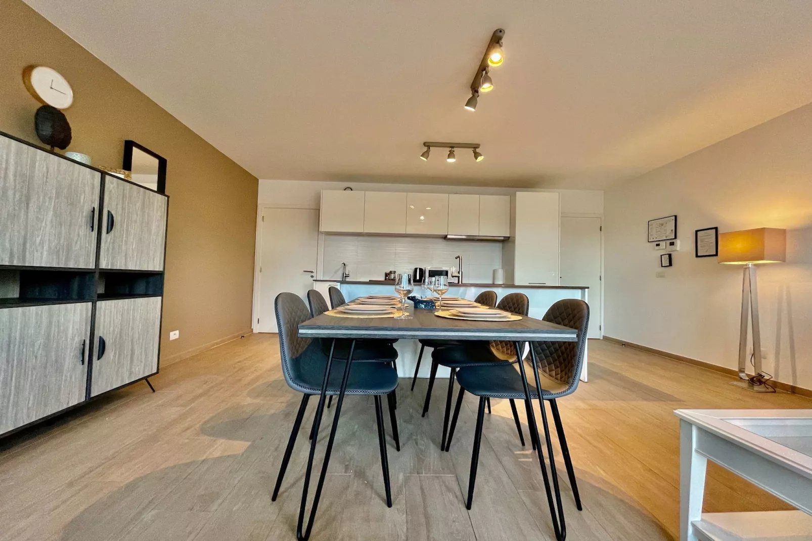 Modern 2BR 1/5 BA Near Diamond District by OneLuxStay - Salle à manger