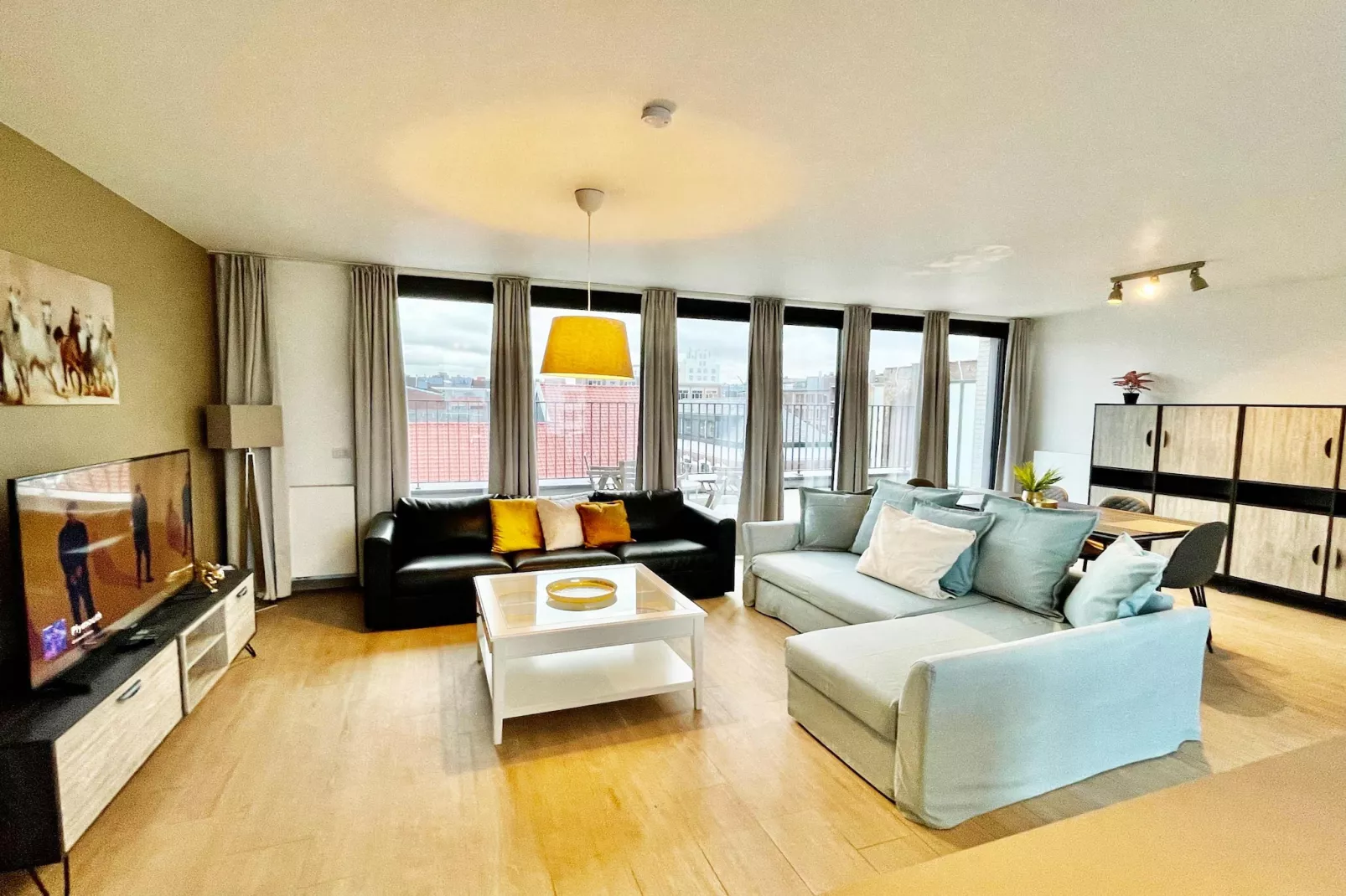 Modern 2BR Penthouse Near Diamond District by OneLuxStay - Salon