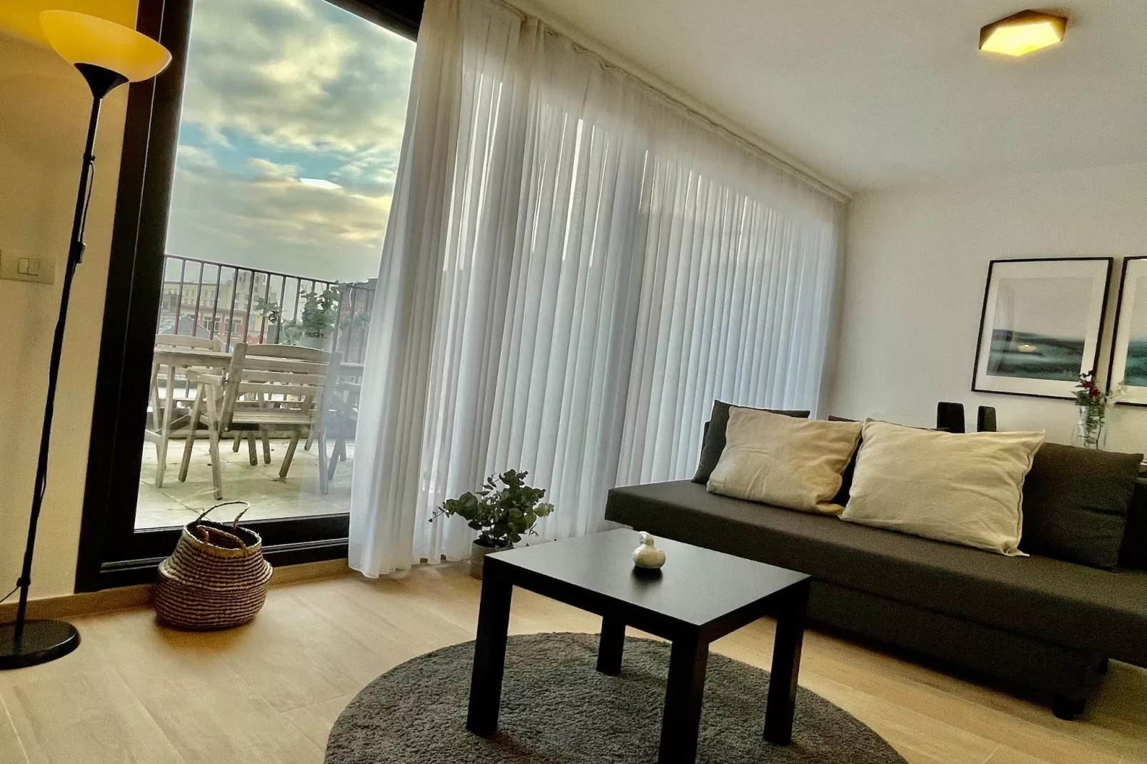 Modern 1BR Near Diamond District by OneLuxStay - Salon