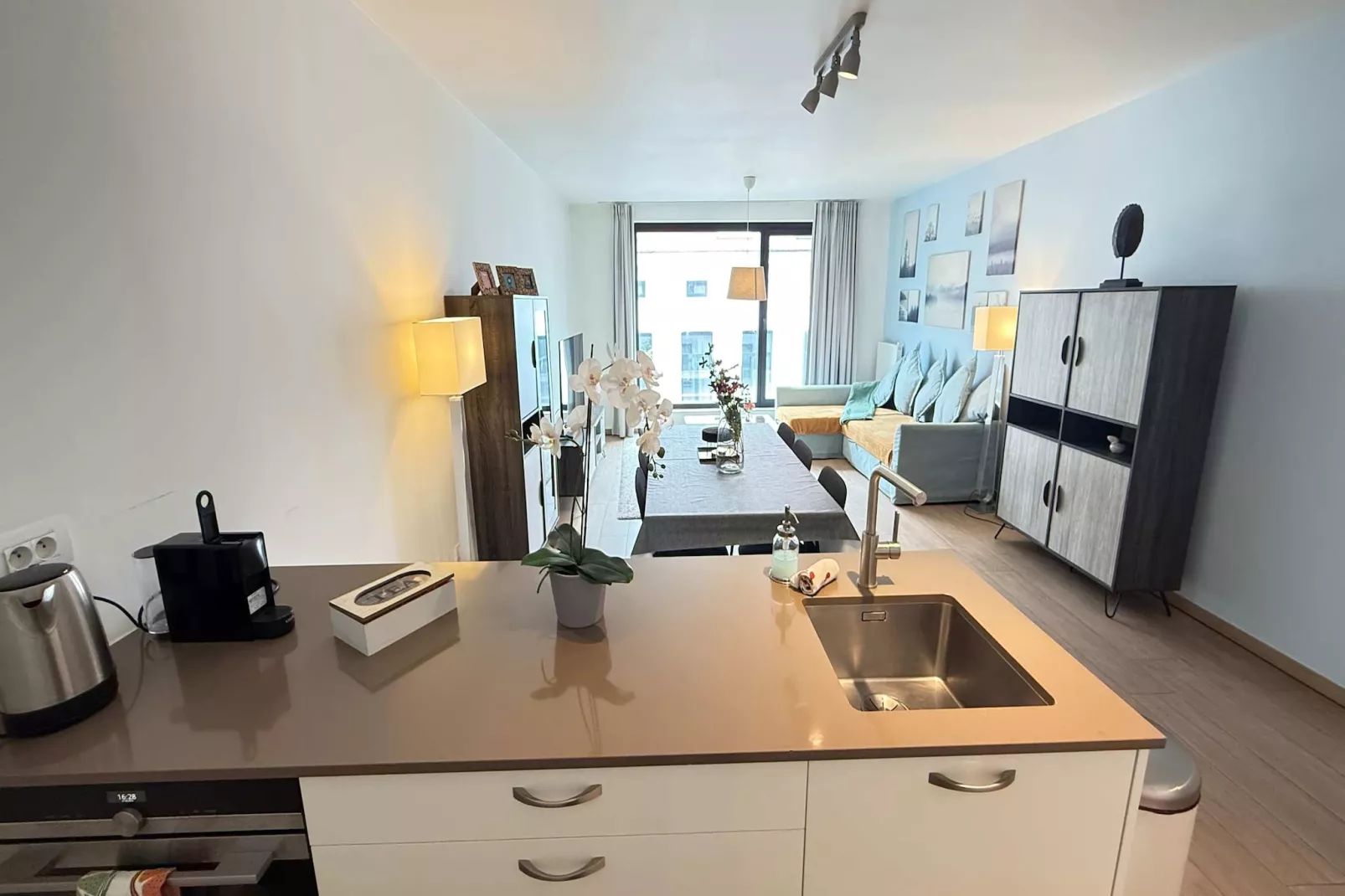 Spacious 3BR 25 BA Near Diamond District by OneLuxStay - Cuisine