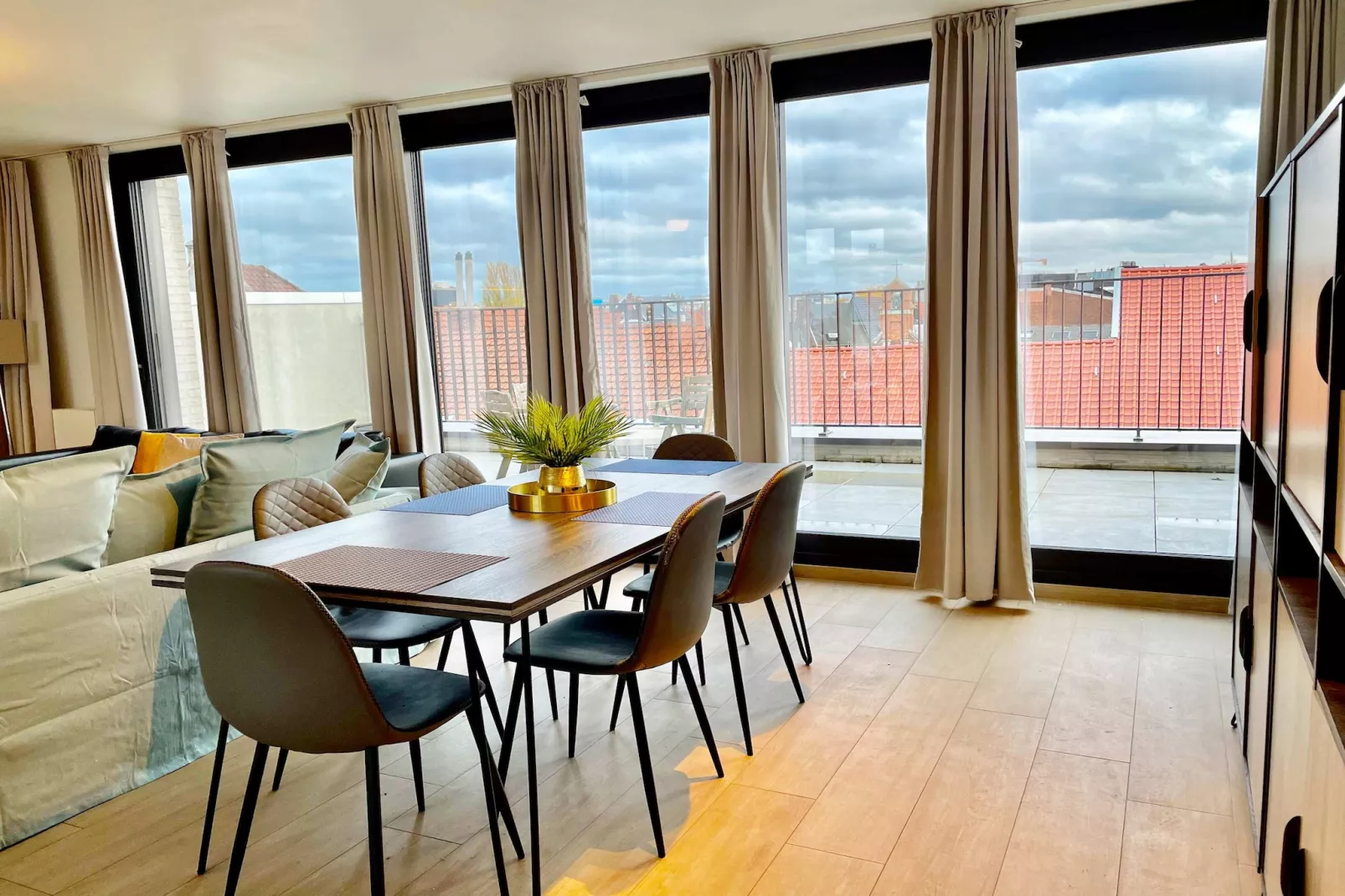 Modern 2BR Penthouse Near Diamond District by OneLuxStay - Salle à manger