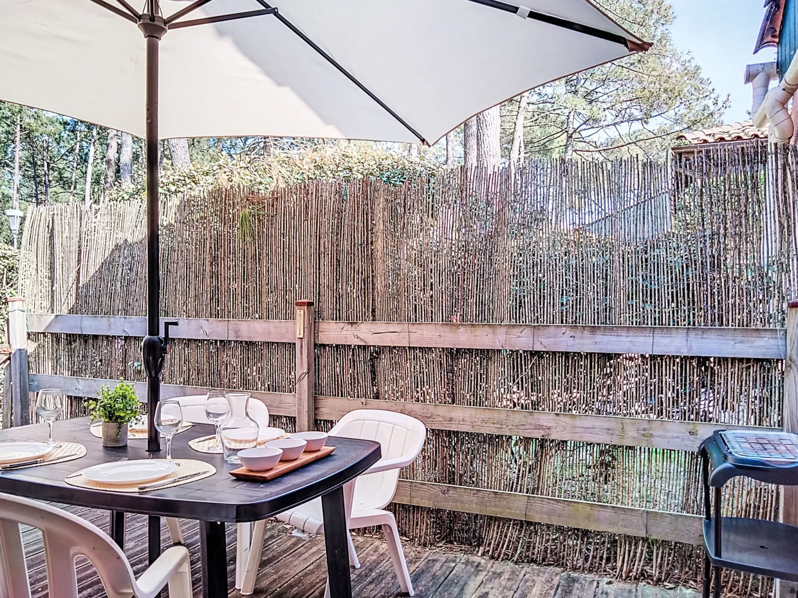 Les Pins - Outside