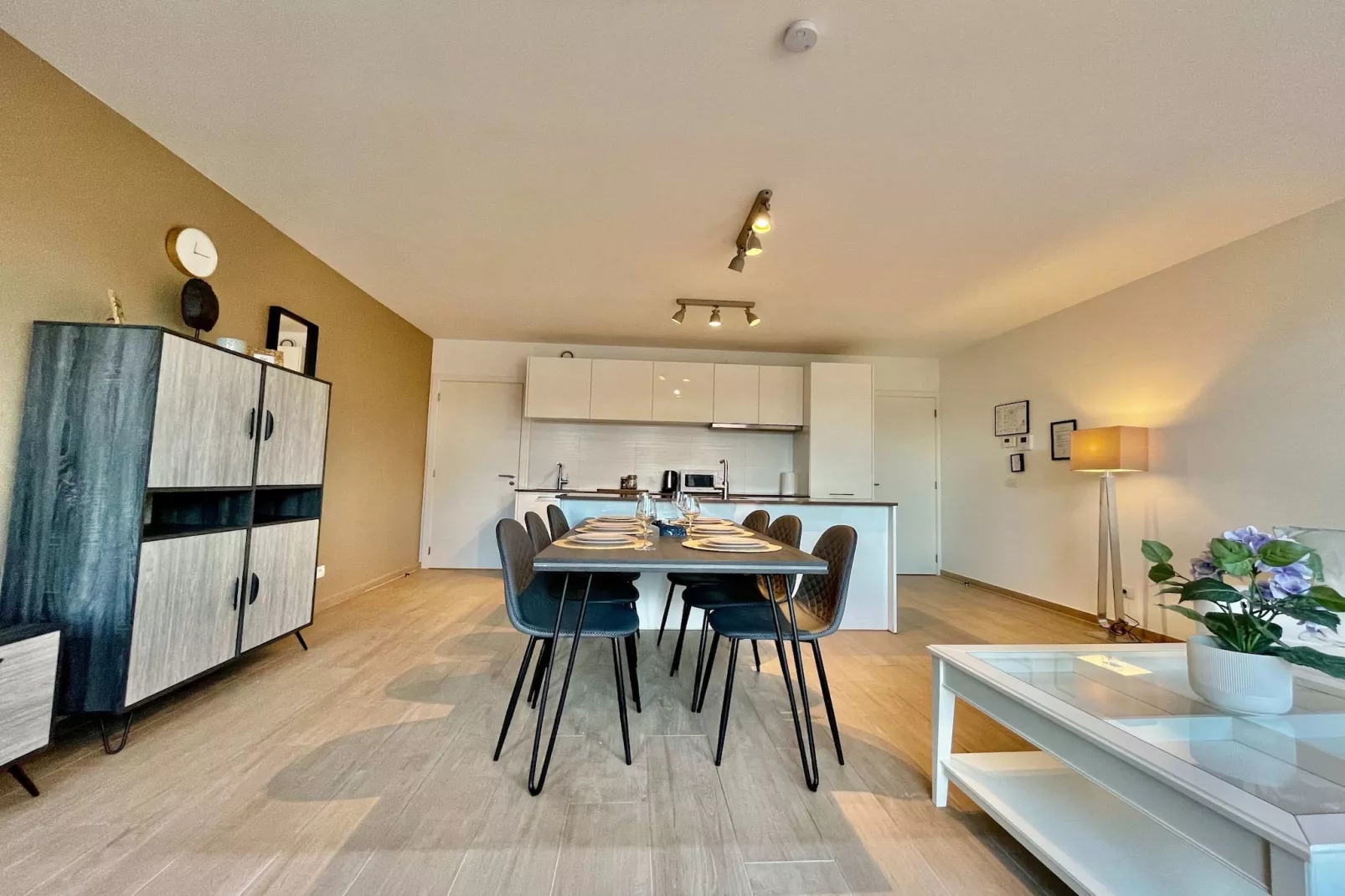 Modern 2BR 1/5 BA Near Diamond District by OneLuxStay - Salle à manger