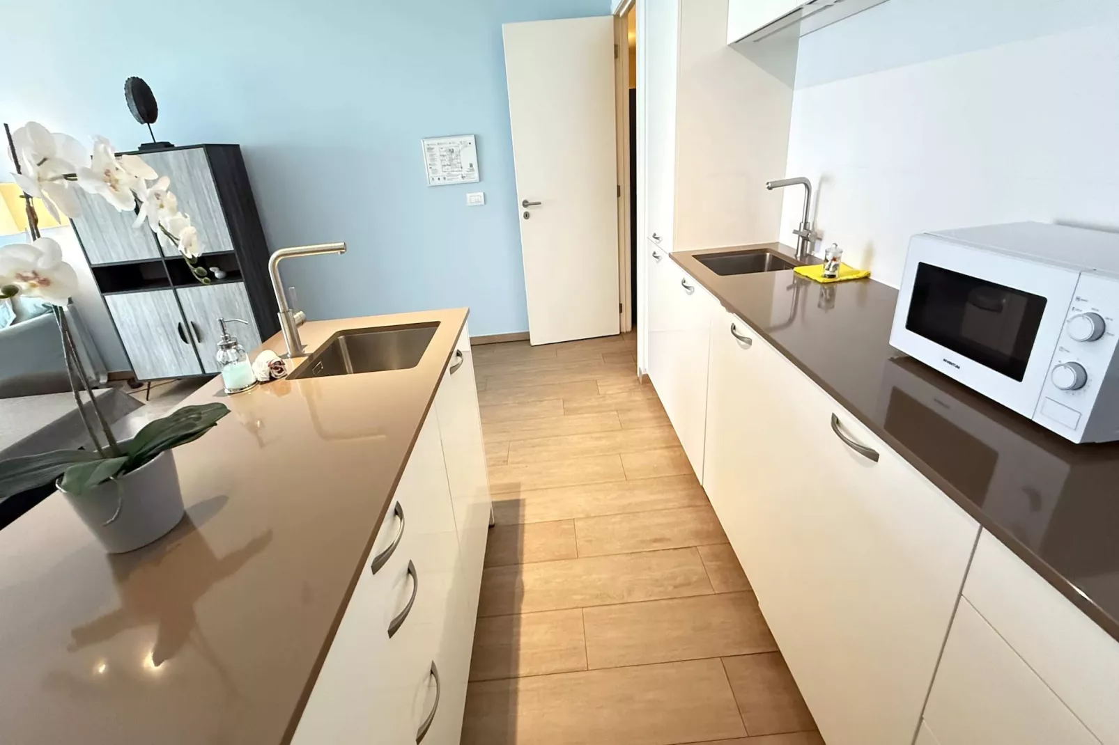 Spacious 3BR 25 BA Near Diamond District by OneLuxStay - Cuisine