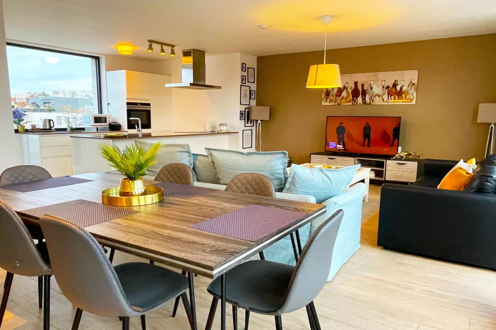 Modern 2BR Penthouse Near Diamond District by OneLuxStay - Salle à manger
