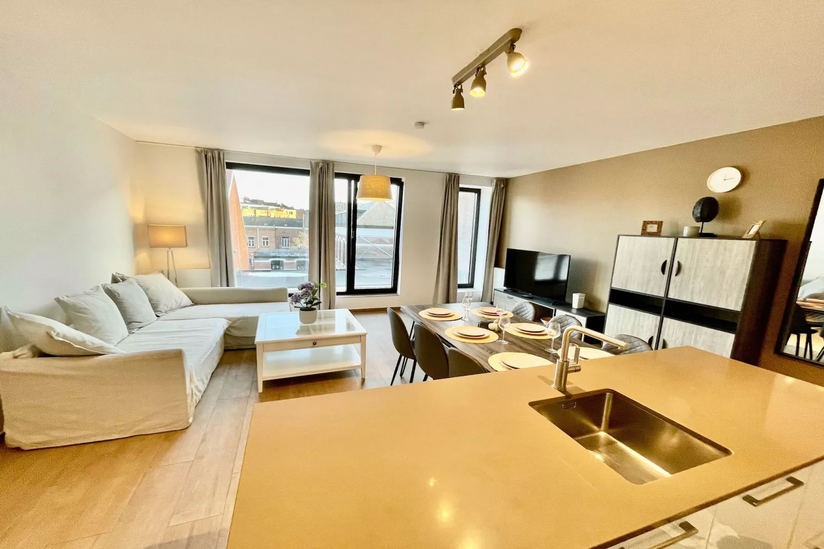 Modern 2BR 1/5 BA Near Diamond District by OneLuxStay - Cuisine