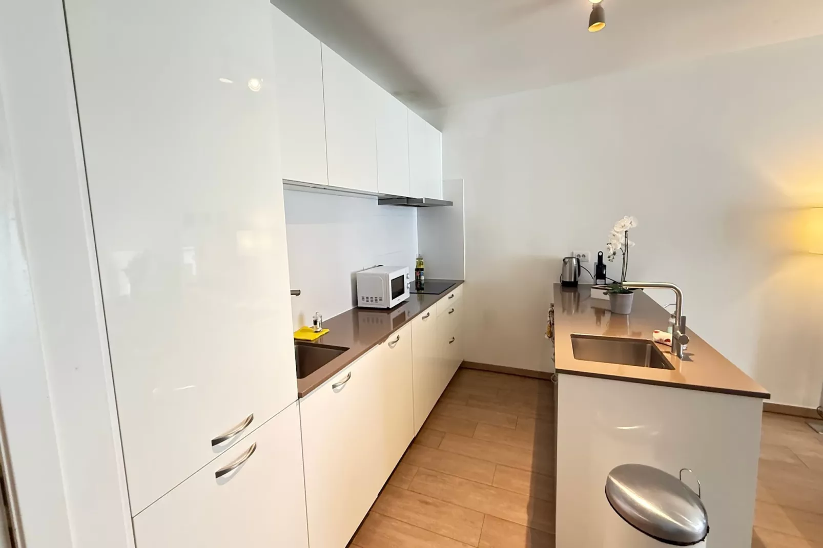 Spacious 3BR 25 BA Near Diamond District by OneLuxStay - Cuisine