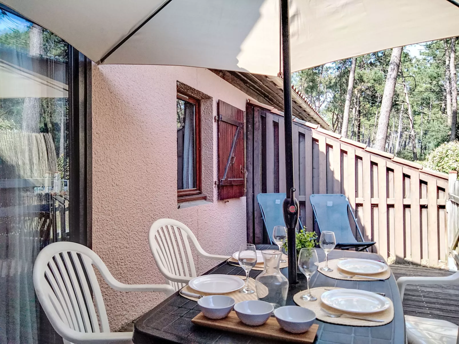 Les Pins - Outside