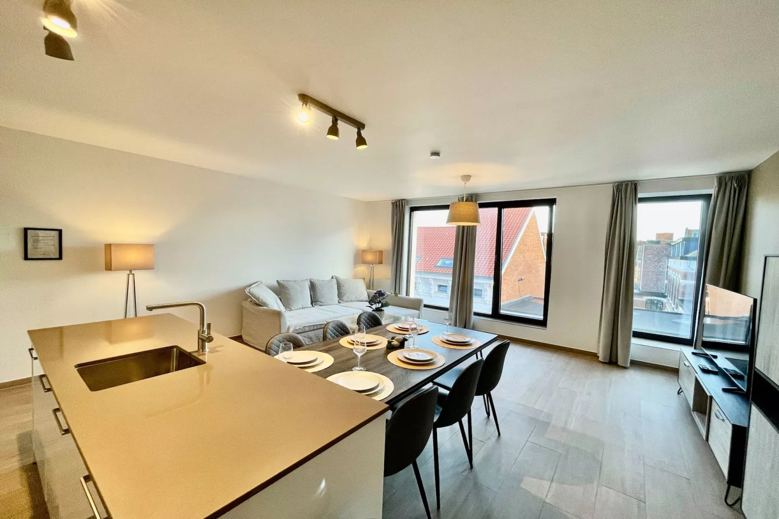 Modern 2BR 1/5 BA Near Diamond District by OneLuxStay - Cuisine