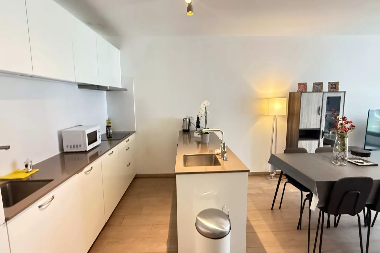 Spacious 3BR 25 BA Near Diamond District by OneLuxStay - Cuisine
