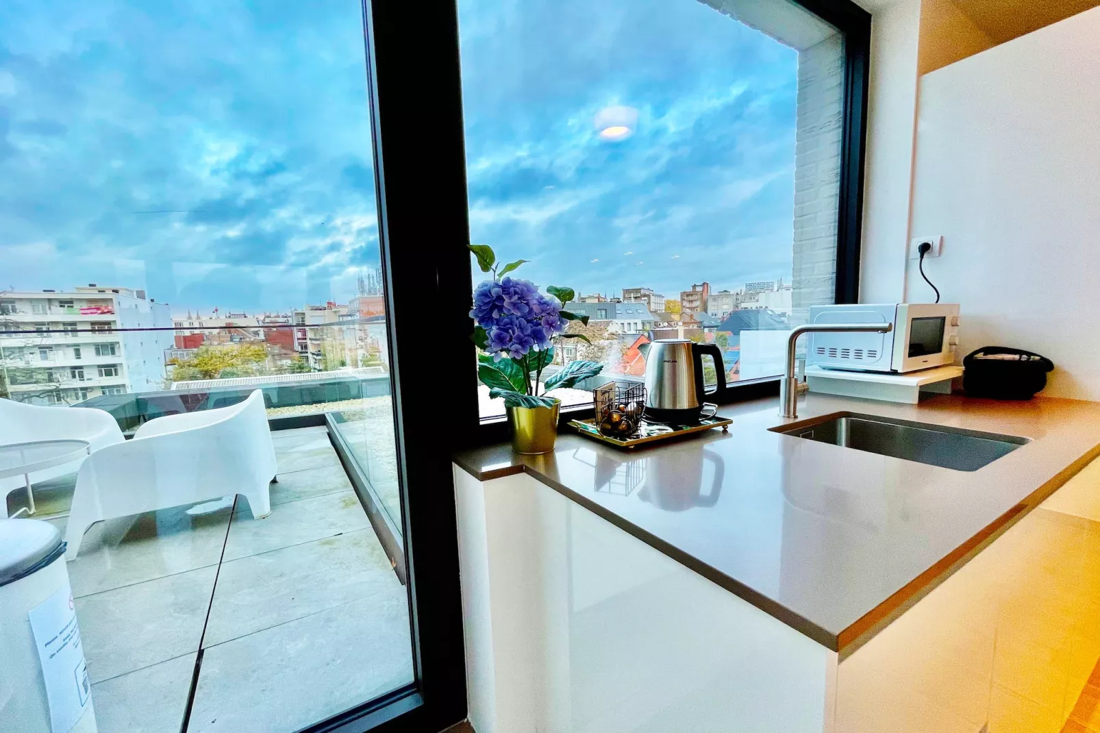 Modern 2BR Penthouse Near Diamond District by OneLuxStay - Cuisine