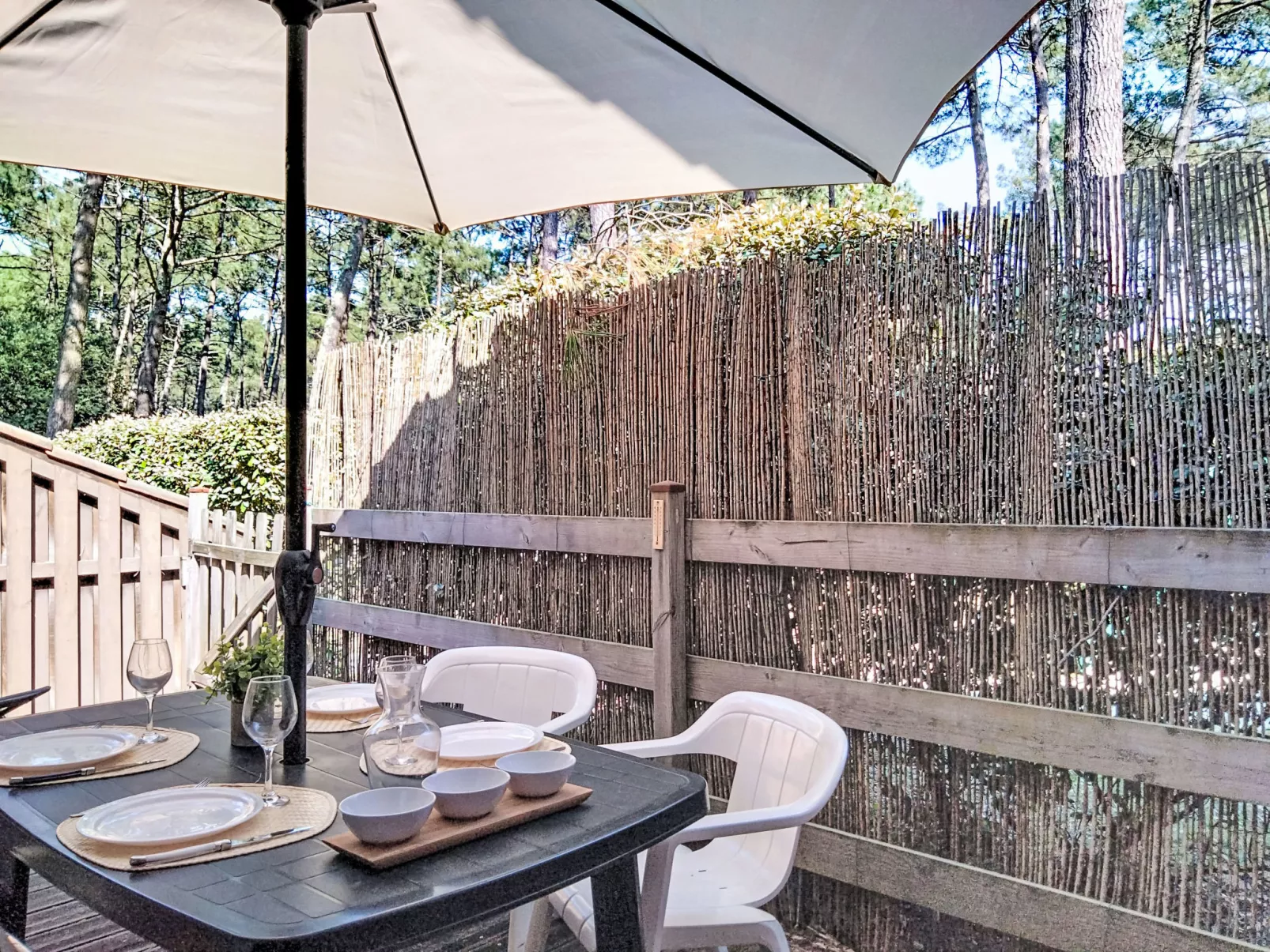 Les Pins - Outside