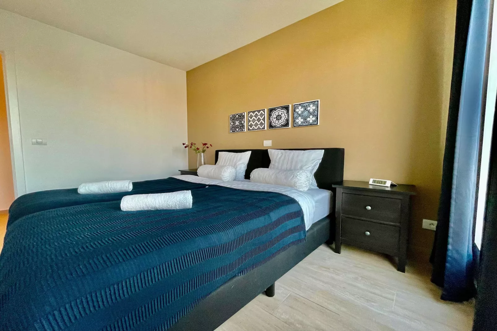 Modern 2BR 1/5 BA Near Diamond District by OneLuxStay - Chambre