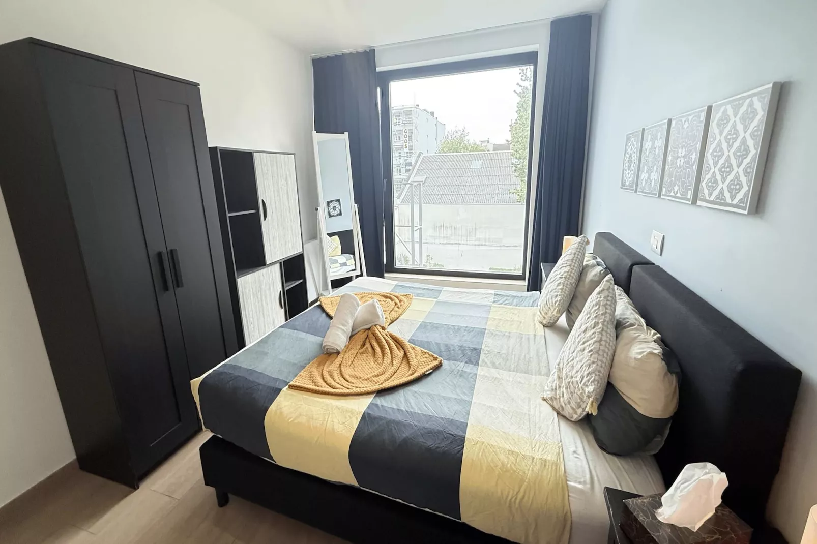 Spacious 3BR 25 BA Near Diamond District by OneLuxStay - Chambre