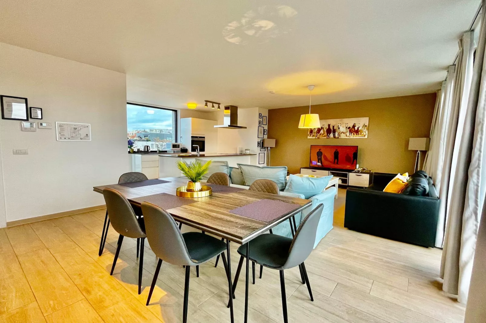 Modern 2BR Penthouse Near Diamond District by OneLuxStay - Cuisine