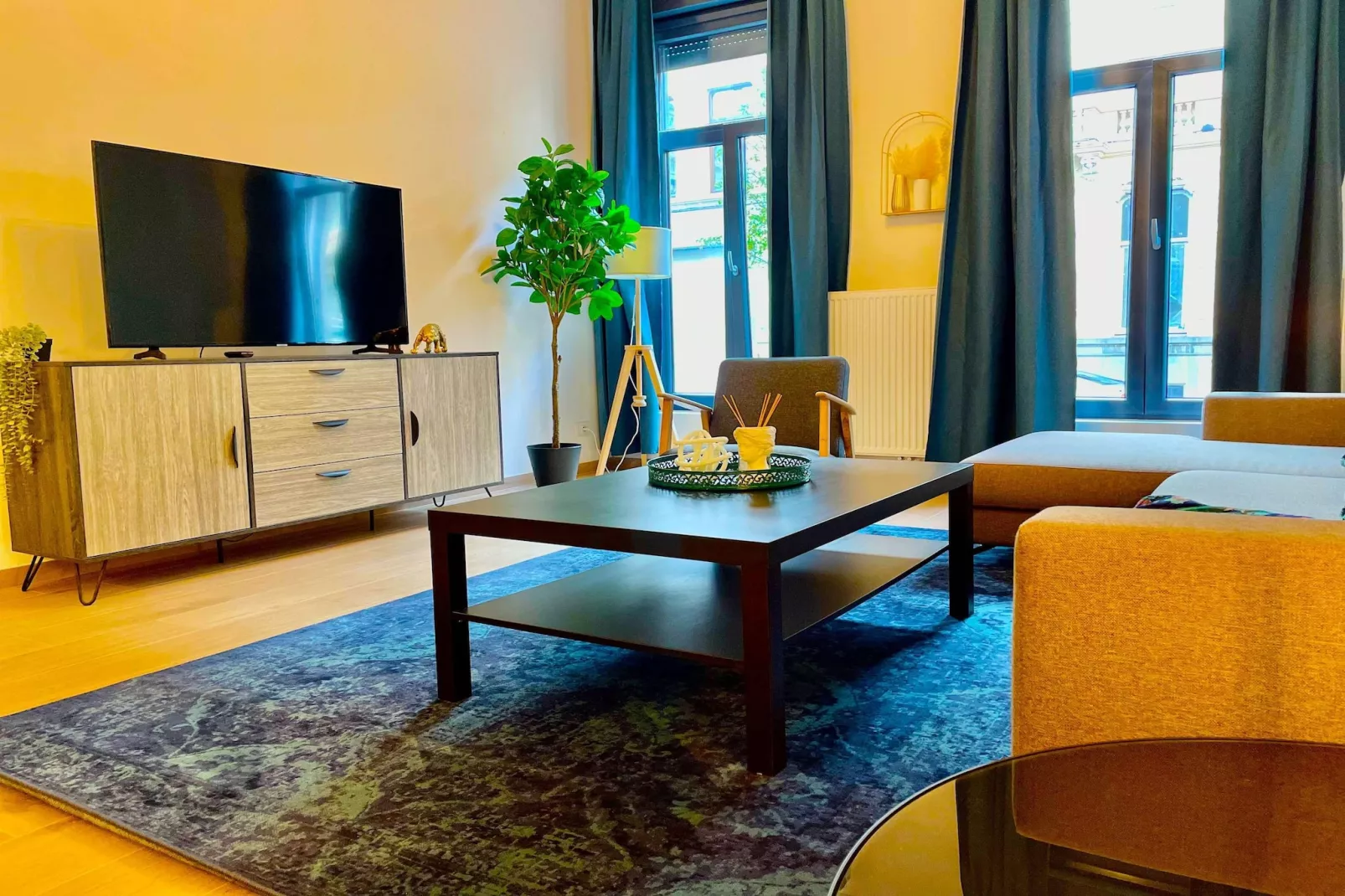 Luxury 2BR 2BA Near Fashion District by OneLuxStay - Salon