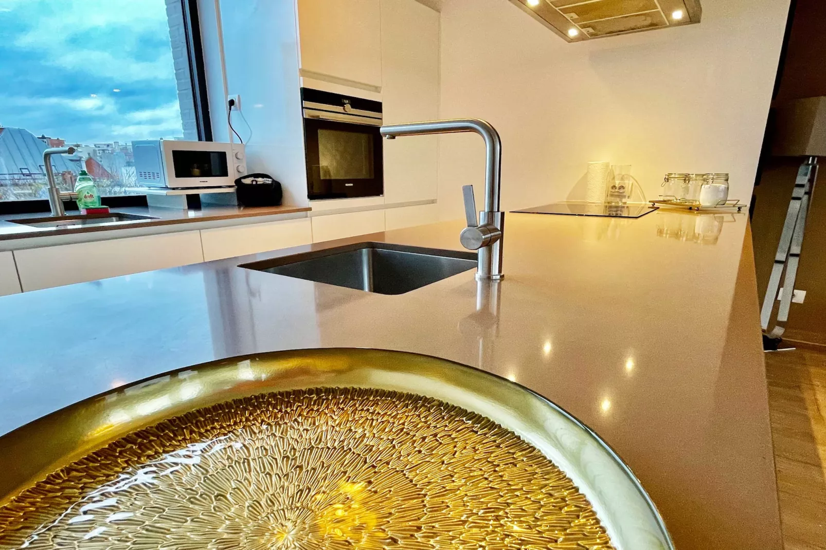 Modern 2BR Penthouse Near Diamond District by OneLuxStay - Cuisine