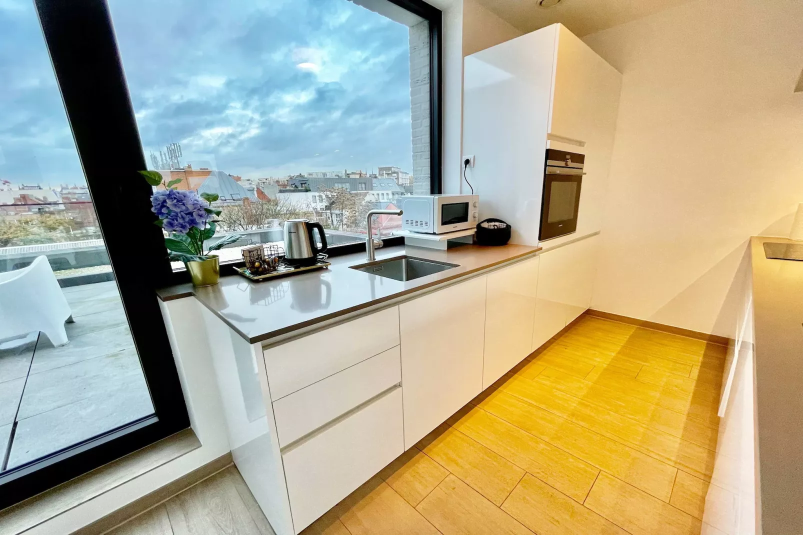 Modern 2BR Penthouse Near Diamond District by OneLuxStay - Cuisine