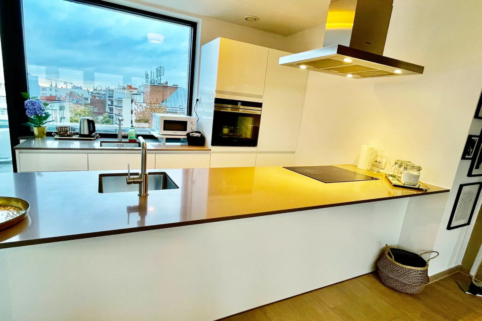 Modern 2BR Penthouse Near Diamond District by OneLuxStay - Cuisine