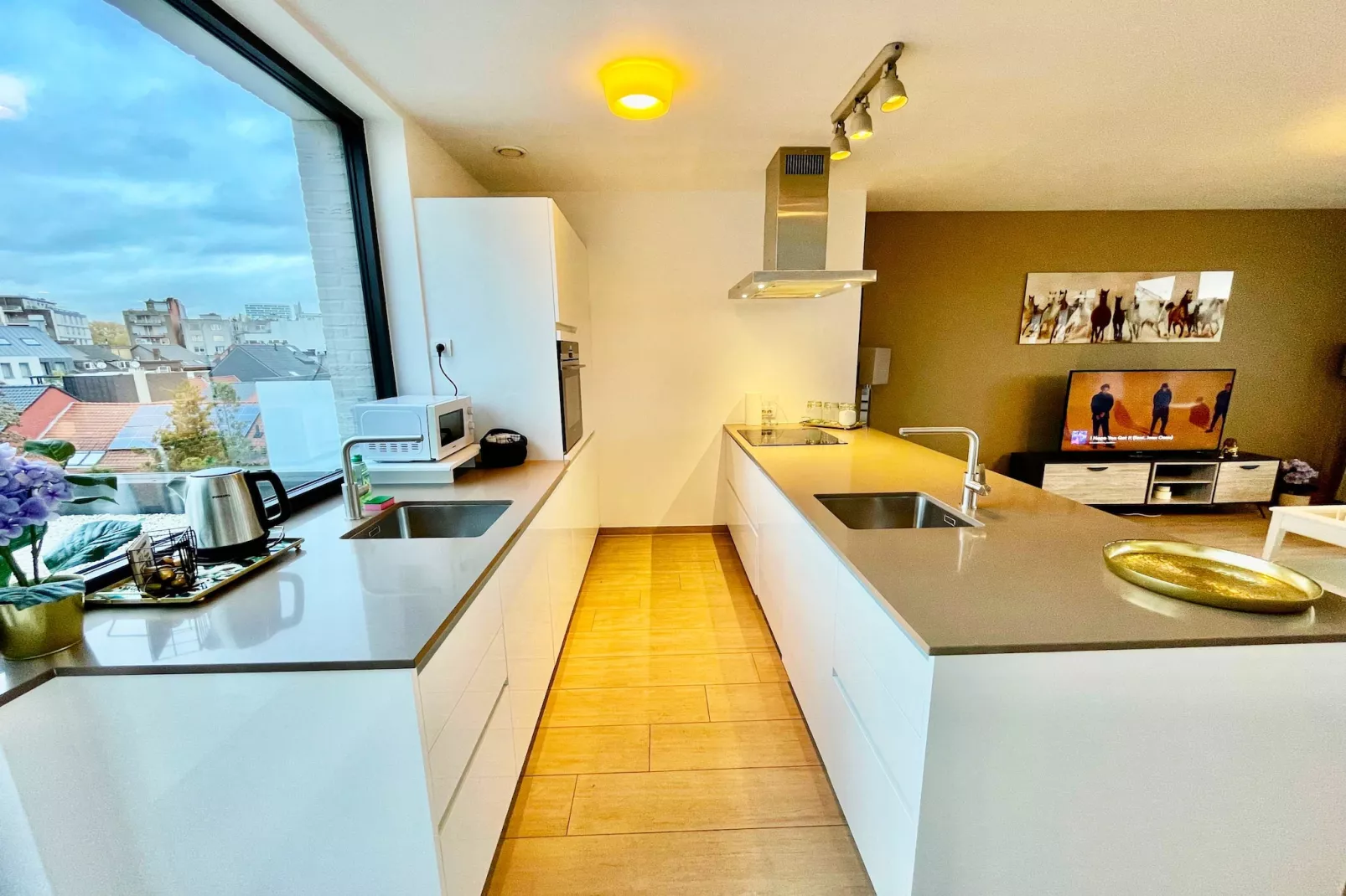 Modern 2BR Penthouse Near Diamond District by OneLuxStay - Cuisine