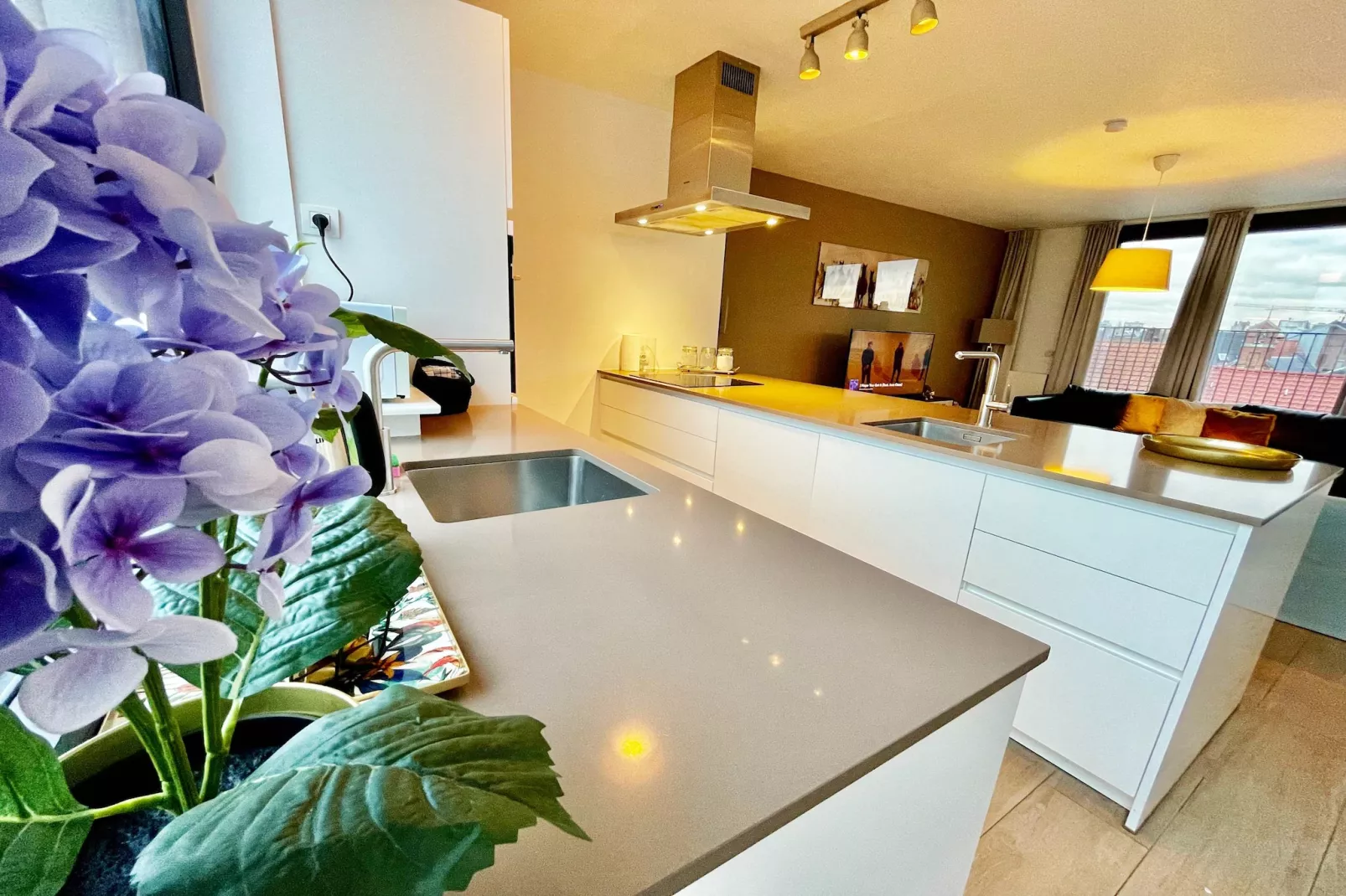 Modern 2BR Penthouse Near Diamond District by OneLuxStay - Cuisine