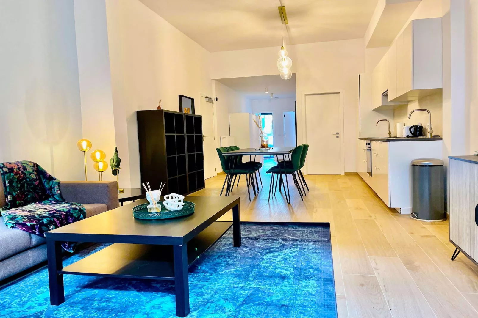 Luxury 2BR 2BA Near Fashion District by OneLuxStay - Salon