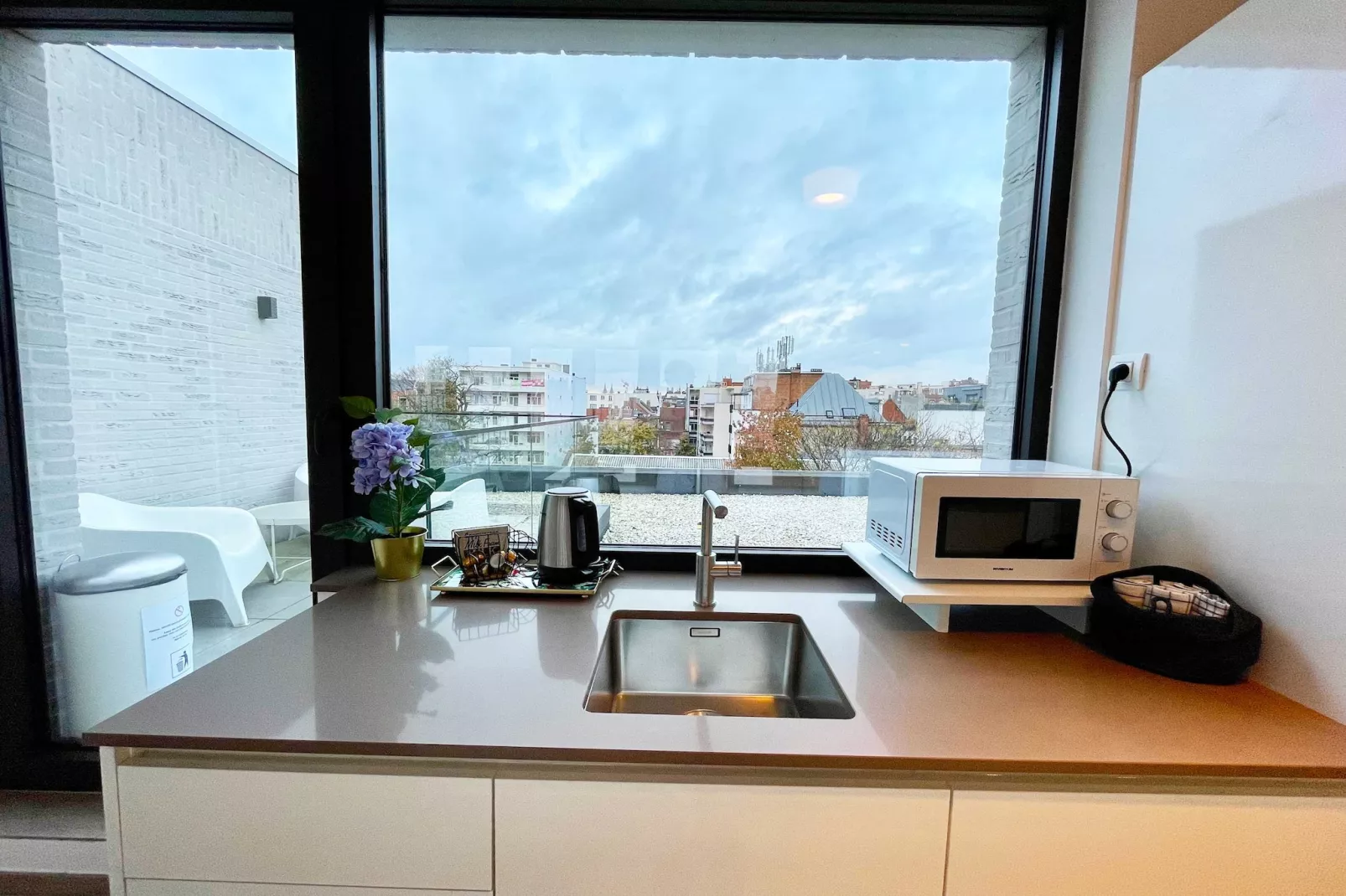 Modern 2BR Penthouse Near Diamond District by OneLuxStay - Cuisine