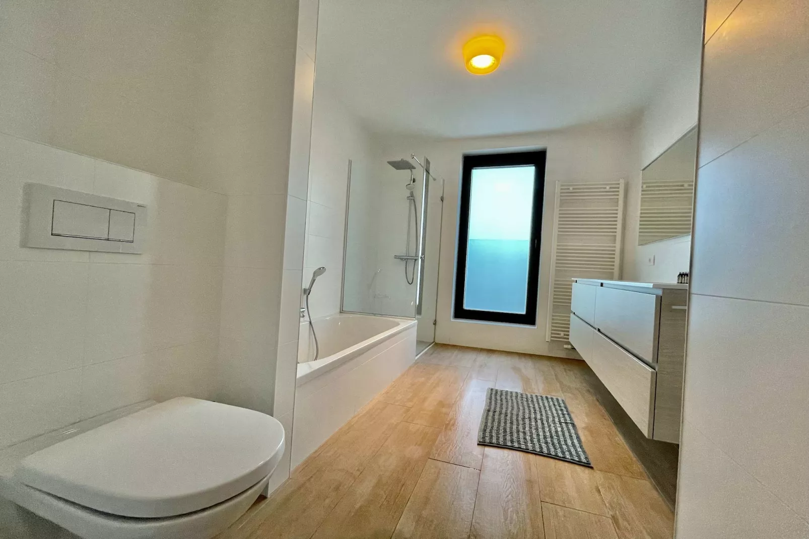 Modern 2BR 1/5 BA Near Diamond District by OneLuxStay - Salle de bain