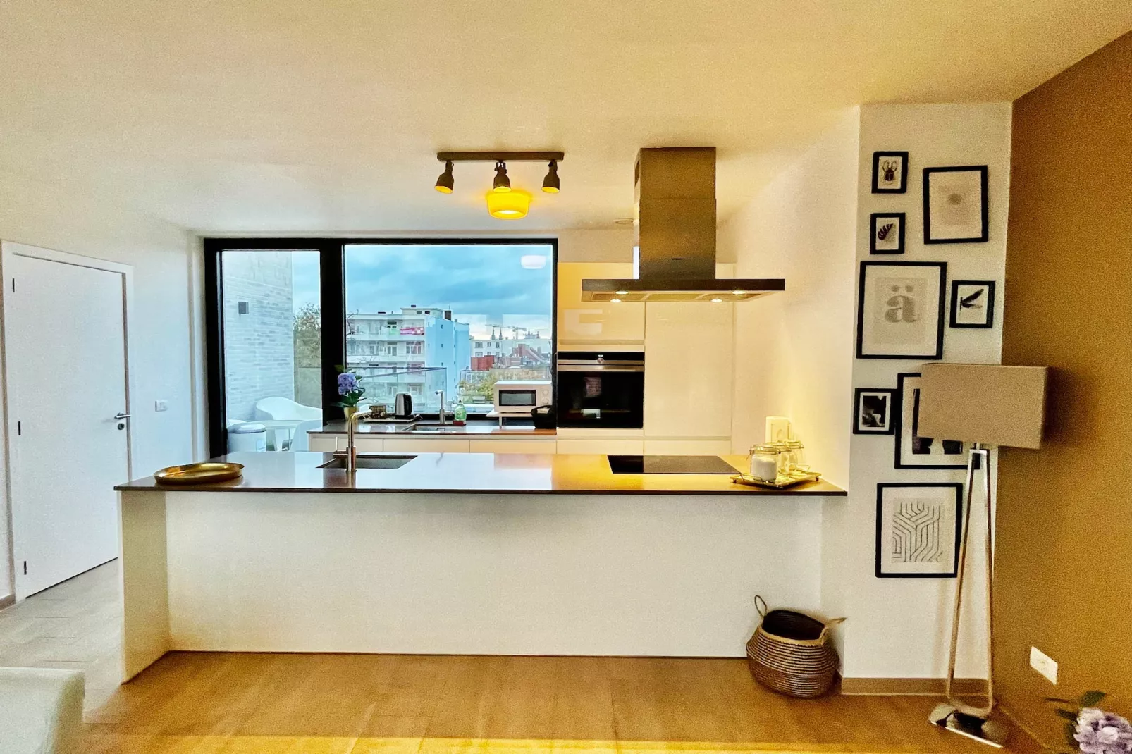 Modern 2BR Penthouse Near Diamond District by OneLuxStay - Cuisine