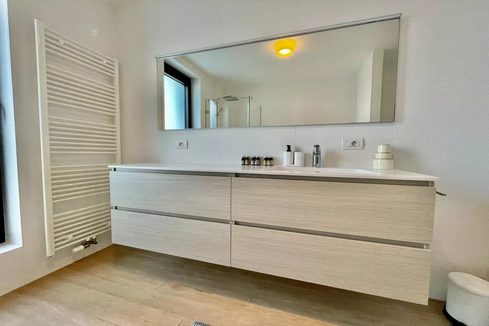 Modern 2BR 1/5 BA Near Diamond District by OneLuxStay - Salle de bain