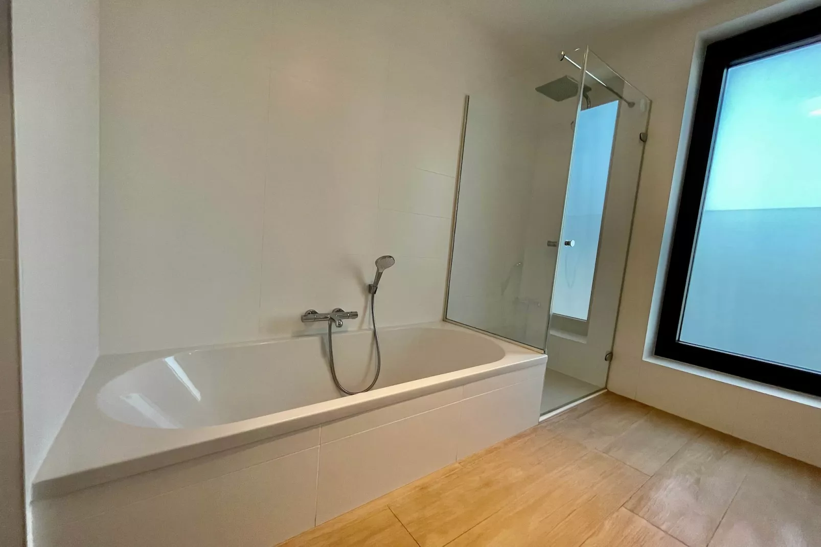 Modern 2BR 1/5 BA Near Diamond District by OneLuxStay - Salle de bain