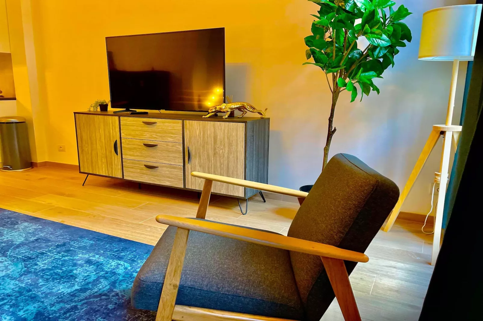 Luxury 2BR 2BA Near Fashion District by OneLuxStay - Salon