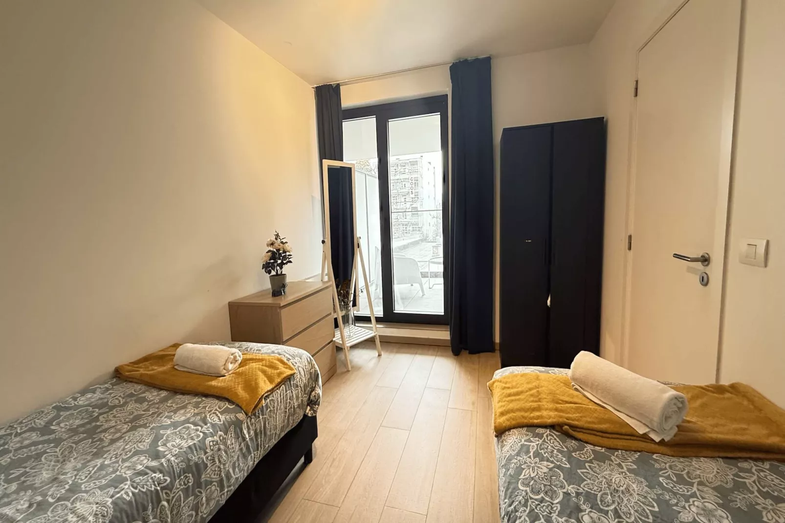 Spacious 3BR 25 BA Near Diamond District by OneLuxStay - Chambre