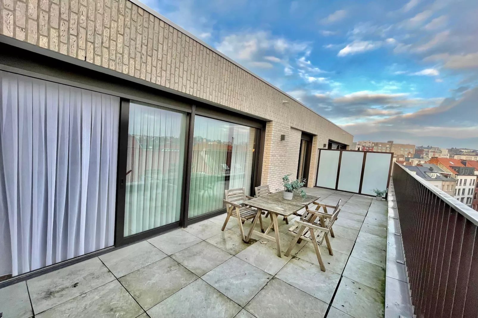 Modern 1BR Near Diamond District by OneLuxStay - Terrasse / balcon