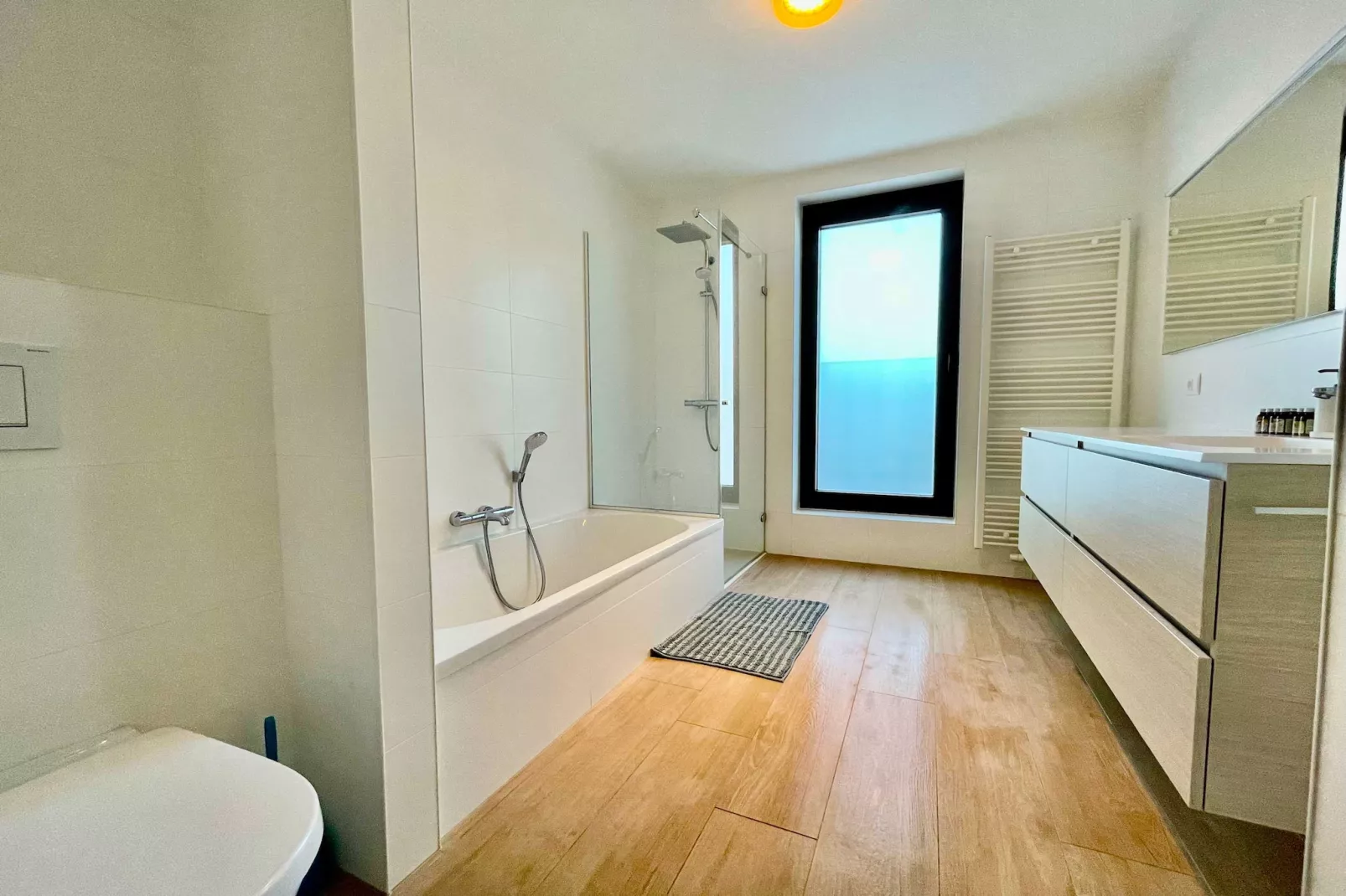 Modern 2BR 1/5 BA Near Diamond District by OneLuxStay - Salle de bain