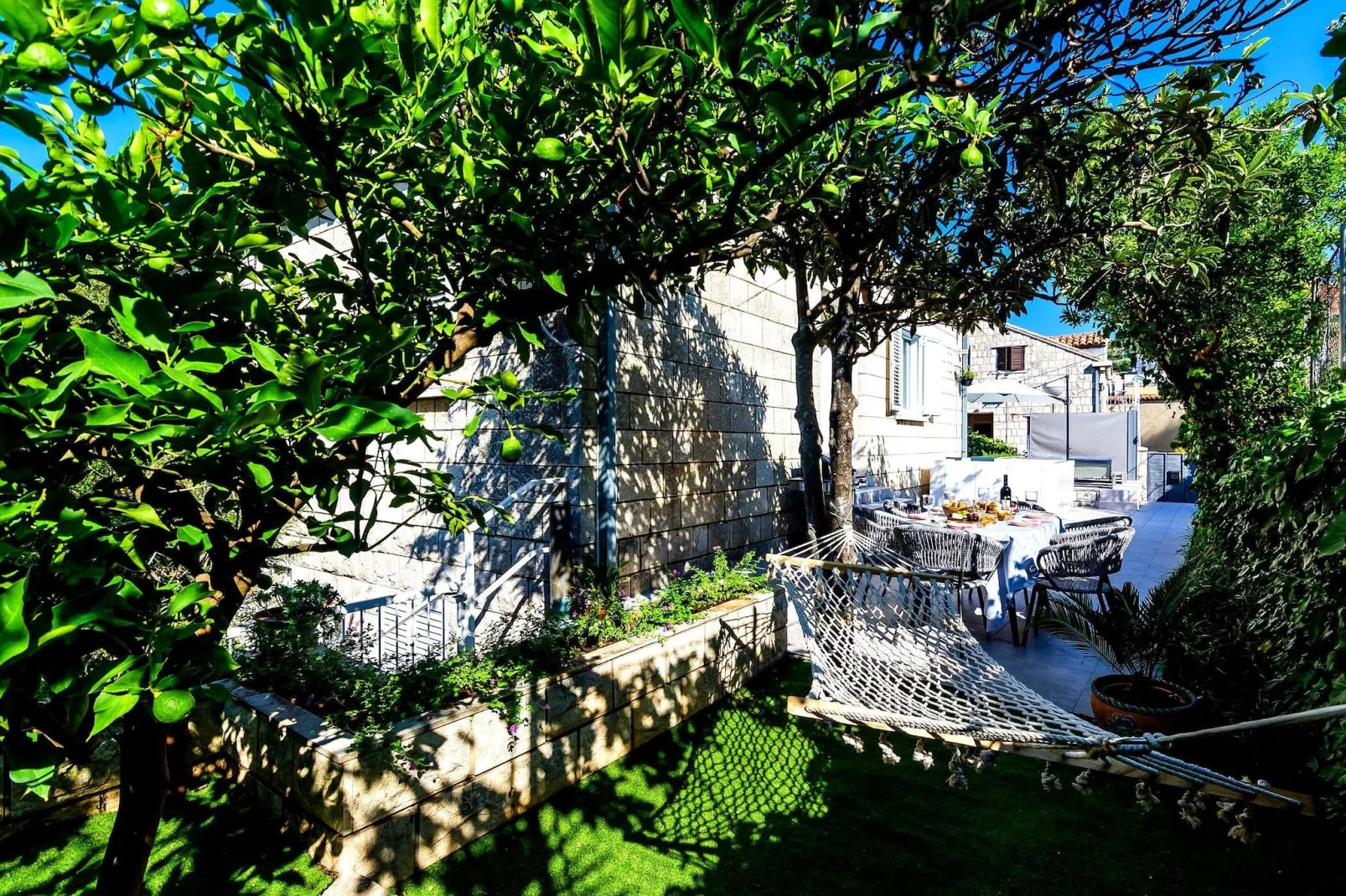 Villa Rustic stone - Garten Sommer