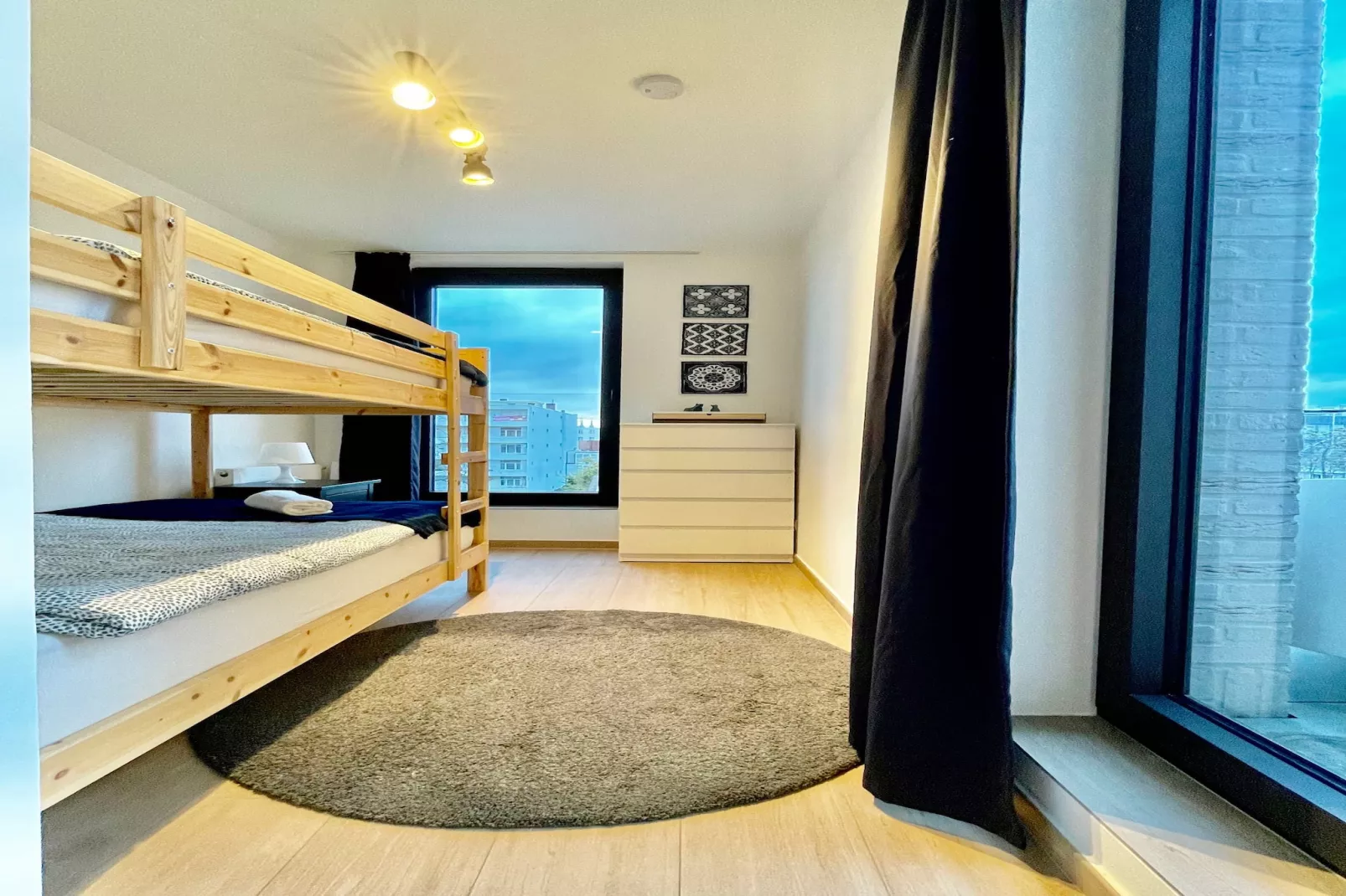 Modern 2BR Penthouse Near Diamond District by OneLuxStay - Chambre