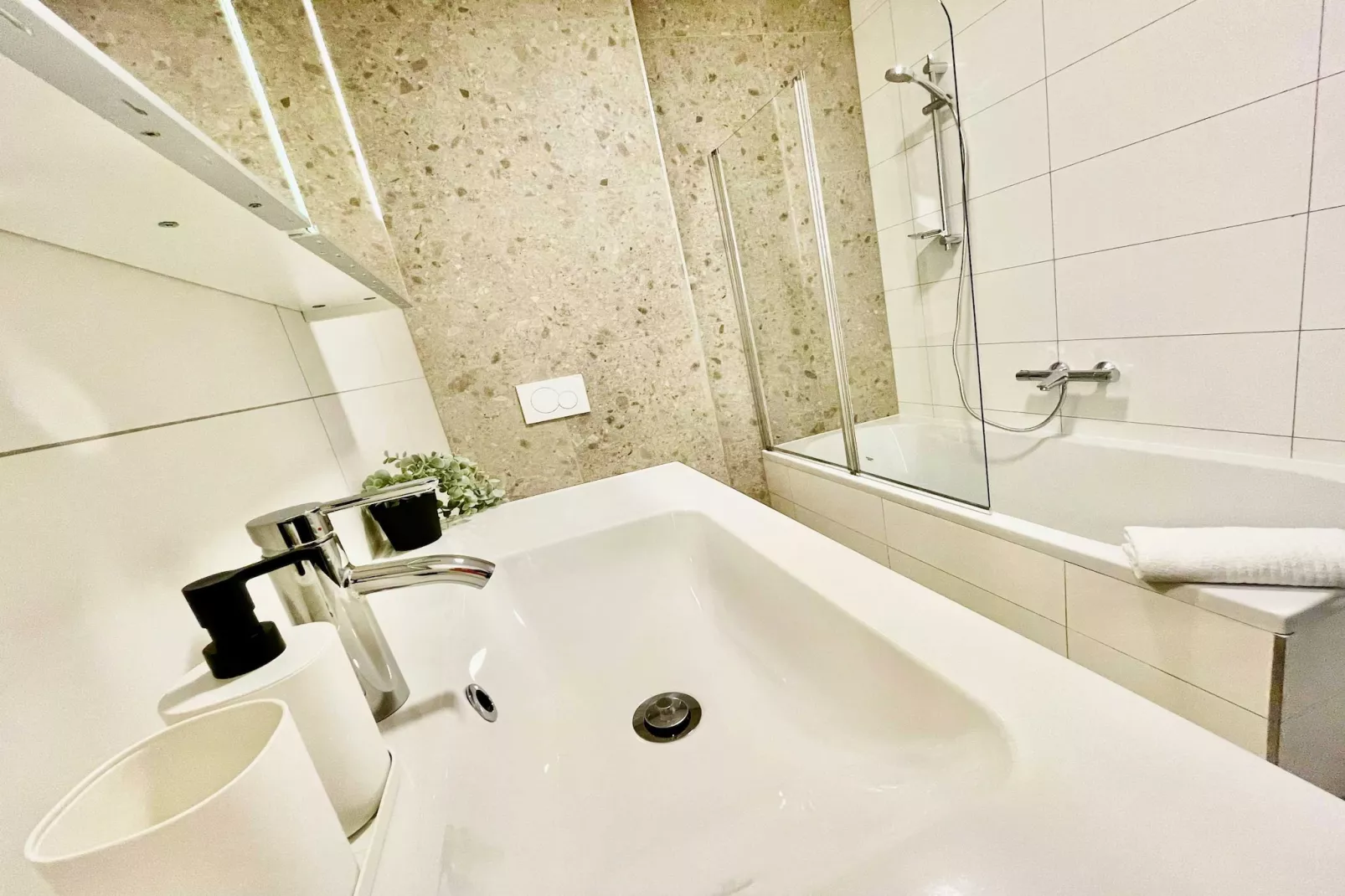 Luxury 2BR 1BA Near Fashion District by OneLuxStay - Salle de bain